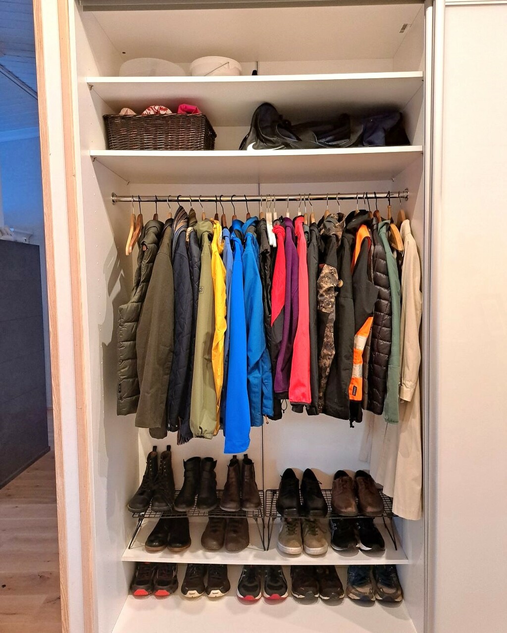 Eteisen tankokaappiin on järjestetty vain kausivaatteet henkareihin ja kengät kenkätelineisiin. Kaapista on helppo hakea vaatteet käyttöön vuodenajan vaihtuessa.