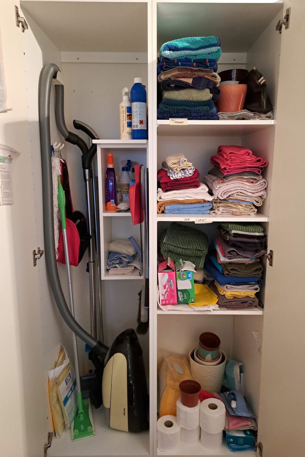 Siivouskaappi ja pyyhekaappi ennen järjestämistä.