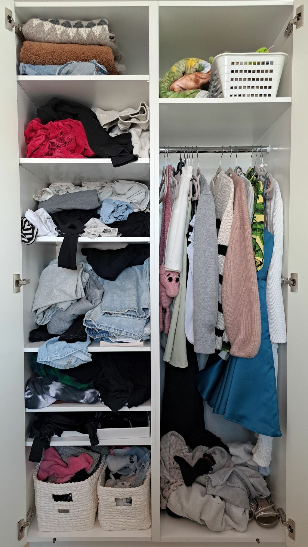 Teinin vaatekaappi on sekaisin. Vaatteet on sullottu hyllyille ja kaapin pohjalle.