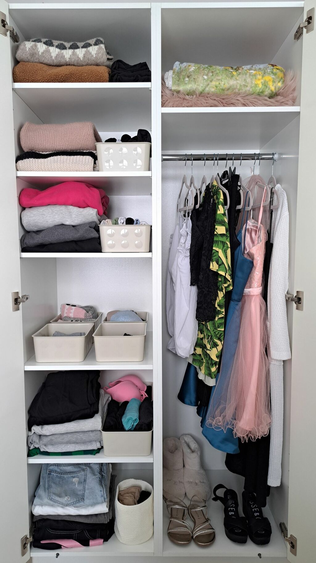 Teinin vaatekaapissa on hyvä järjestys. Vaatteita on sopiva määrä ja osa vaatteista on viikattu koreihin.